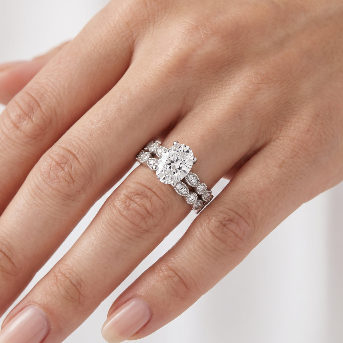 _lifestyle_image@SKU:D0635-NADO0200000PL #metal_platinum+origin_lab-grown+quality_ef-vs2+