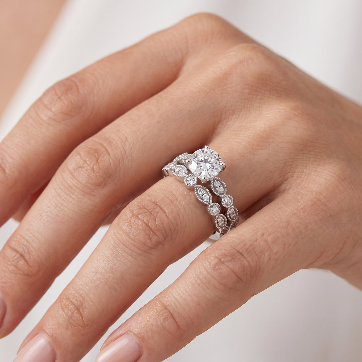 _lifestyle_image@SKU:D0635-NADR0100000PL #metal_platinum+origin_lab-grown+quality_ef-vs2+
