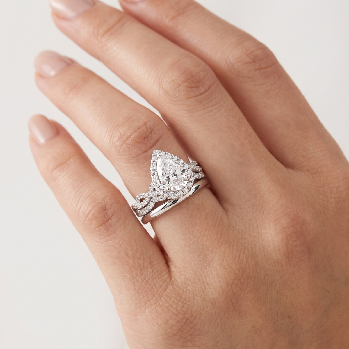 _lifestyle_image@SKU:D7669-LADD02000004W #metal_10k-white-gold+origin_lab-grown+quality_g-si