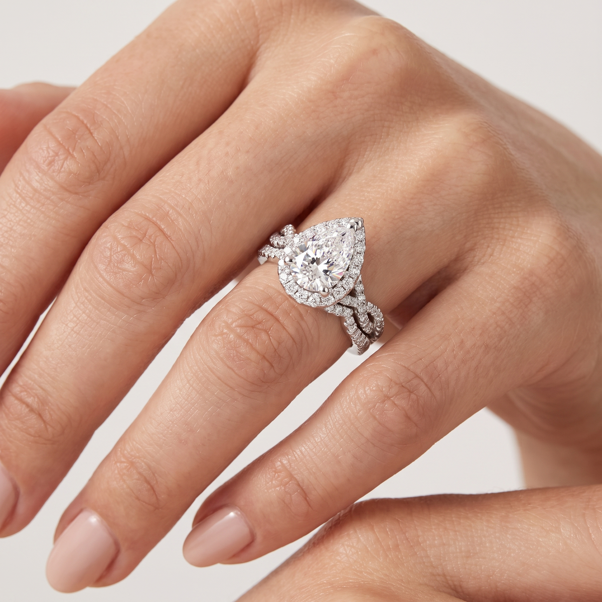 _lifestyle_image@SKU:D7669-LGDD0200000PL #metal_platinum+origin_lab-grown+quality_ef-vs2+