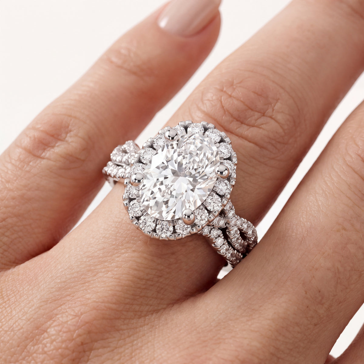 _lifestyle_image@SKU:D7669-LADO02000004W #metal_10k-white-gold+origin_lab-grown+quality_g-si