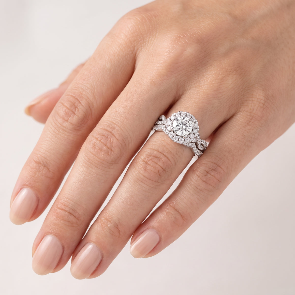 _lifestyle_image@SKU:D7669-LADR01000004W #metal_10k-white-gold+origin_lab-grown+quality_g-si