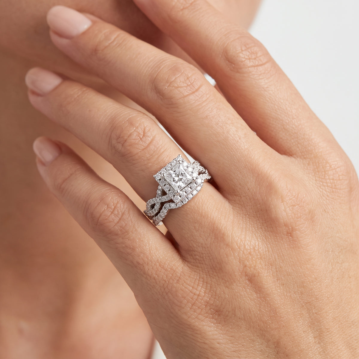_lifestyle_image@SKU:D7669-LGDP01000004W #metal_14k-white-gold+origin_lab-grown+quality_ef-vs2+