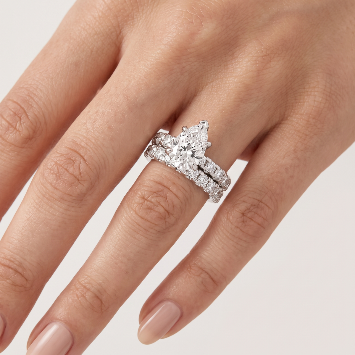 _lifestyle_image@SKU:D9614-LGDD02000004W #metal_14k-white-gold+origin_lab-grown+quality_ef-vs2+