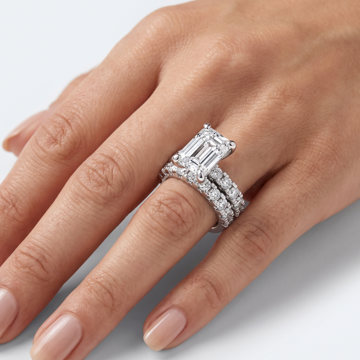 _lifestyle_image@SKU:D9614-LADE02000004W #metal_10k-white-gold+origin_lab-grown+quality_g-si
