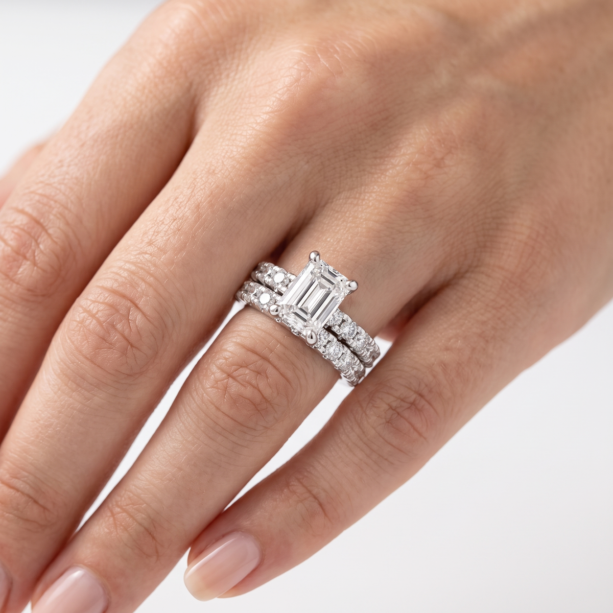 _lifestyle_image@SKU:D9614-LGDE02000004W #metal_14k-white-gold+origin_lab-grown+quality_ef-vs2+