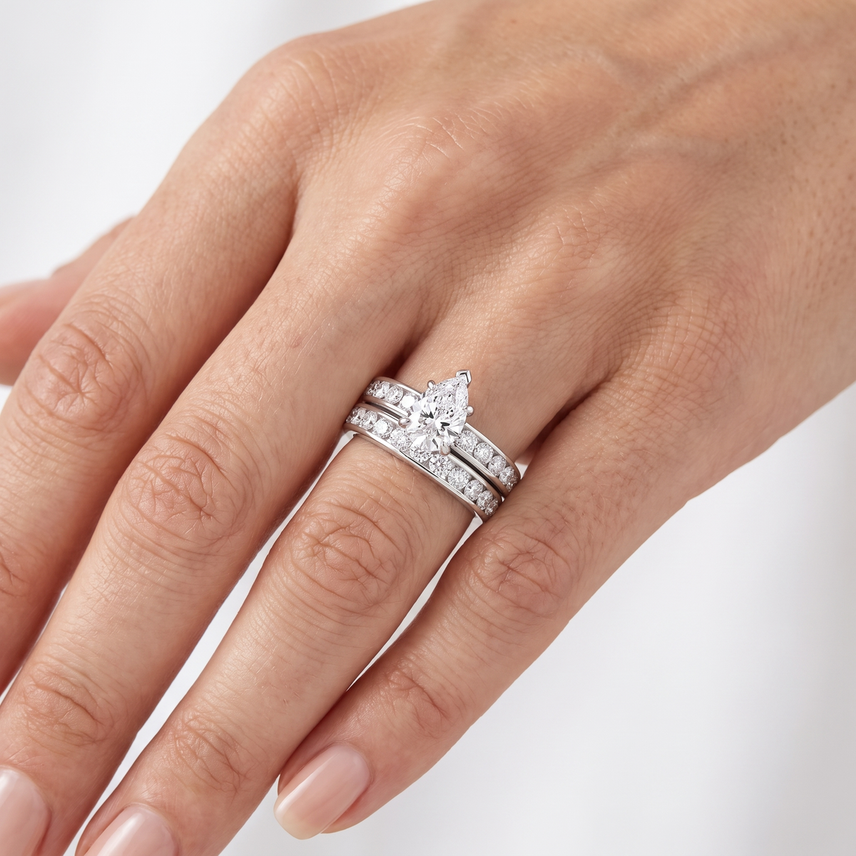 _lifestyle_image@SKU:D9615-LADD01000004W #metal_10k-white-gold+origin_lab-grown+diamond-quality_g-si+