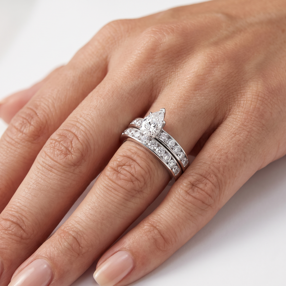 _lifestyle_image@SKU:D9615-LGDD0100000PL #metal_platinum+origin_lab-grown+diamond-quality_ef-vs2++
