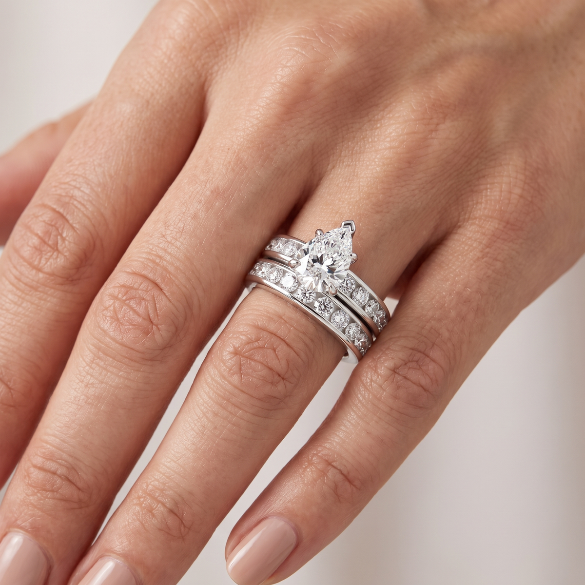 _lifestyle_image@SKU:D9615-LGDD0200000PL #metal_platinum+origin_lab-grown+diamond-quality_ef-vs2++