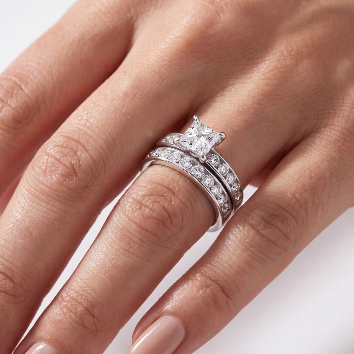 _lifestyle_image@SKU:D9615-LADP01000004W #metal_10k-white-gold+origin_lab-grown+diamond-quality_g-si+