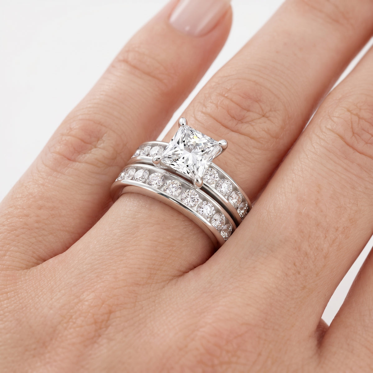 _lifestyle_image@SKU:D9615-LADP02000004W #metal_10k-white-gold+origin_lab-grown+diamond-quality_g-si+