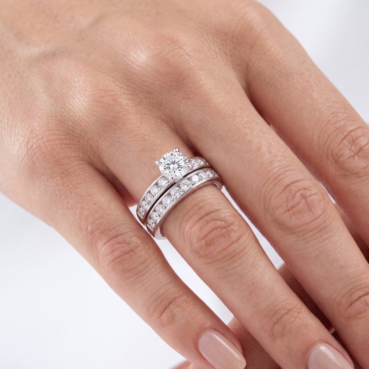 _lifestyle_image@SKU:D9615-LADR01000004W #metal_10k-white-gold+origin_lab-grown+diamond-quality_g-si+
