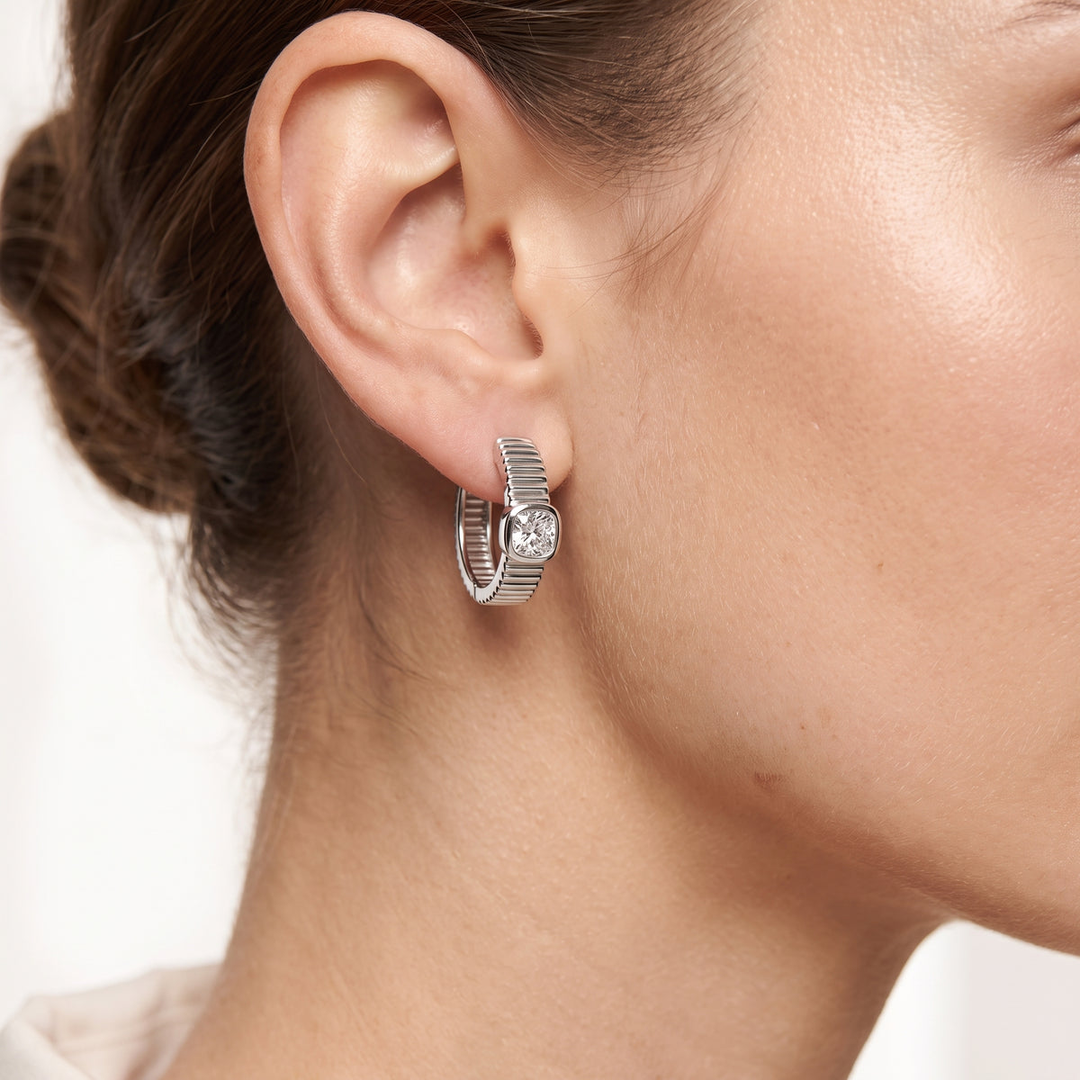 _lifestyle_image@SKU:E001K-LADR0100000DW #metal_silver+origin_lab-grown+quality_g-si