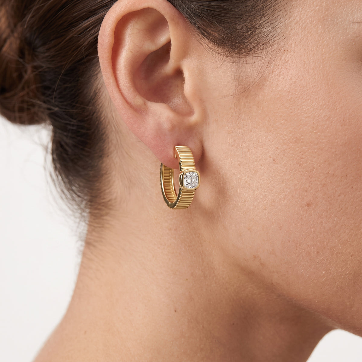 _lifestyle_image@SKU:E001K-LADR0100000DY #metal_14k-yellow-gold-vermeil+origin_lab-grown+quality_g-si