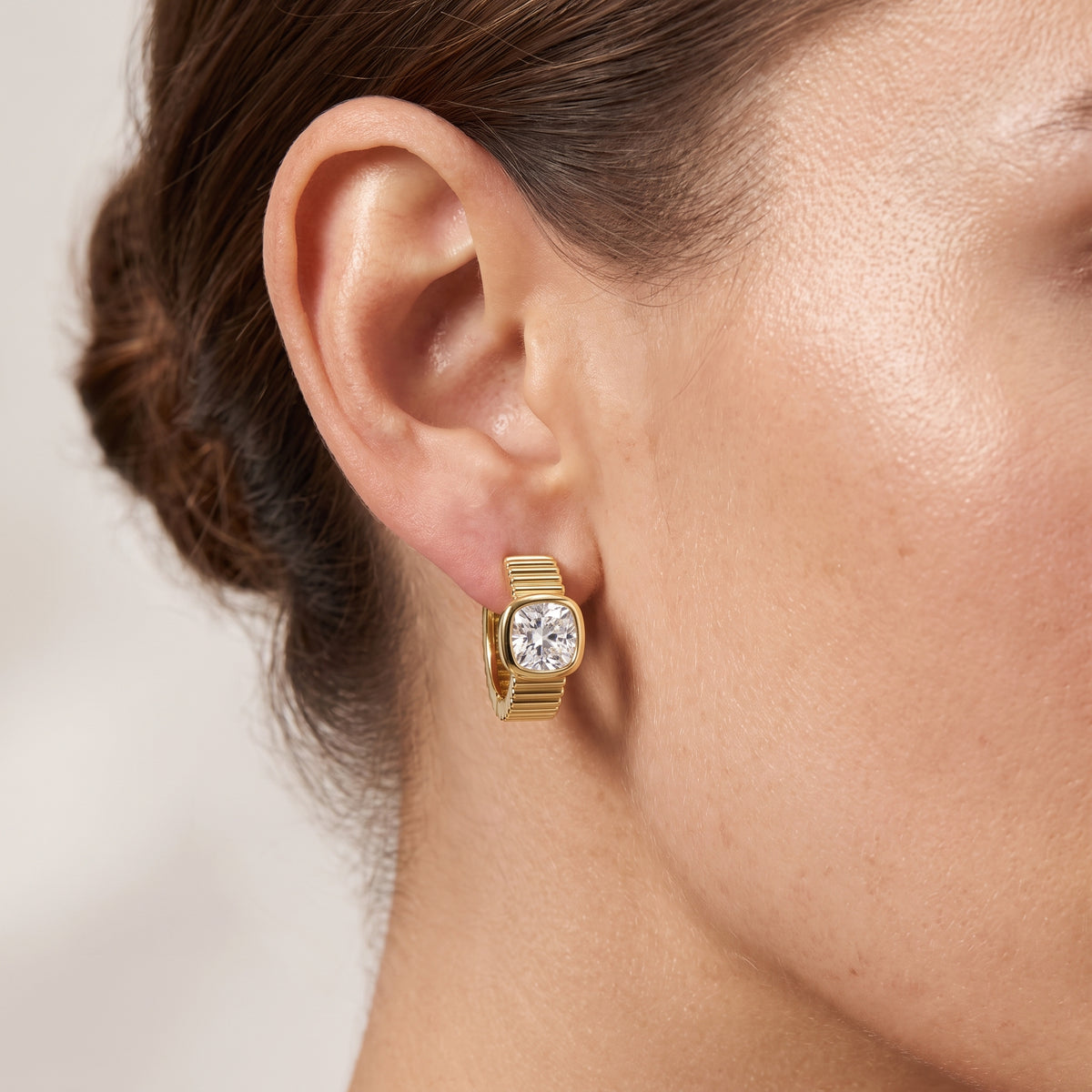 _lifestyle_image@SKU:E001K-LADR0200000DY #metal_14k-yellow-gold-vermeil+origin_lab-grown+quality_g-si
