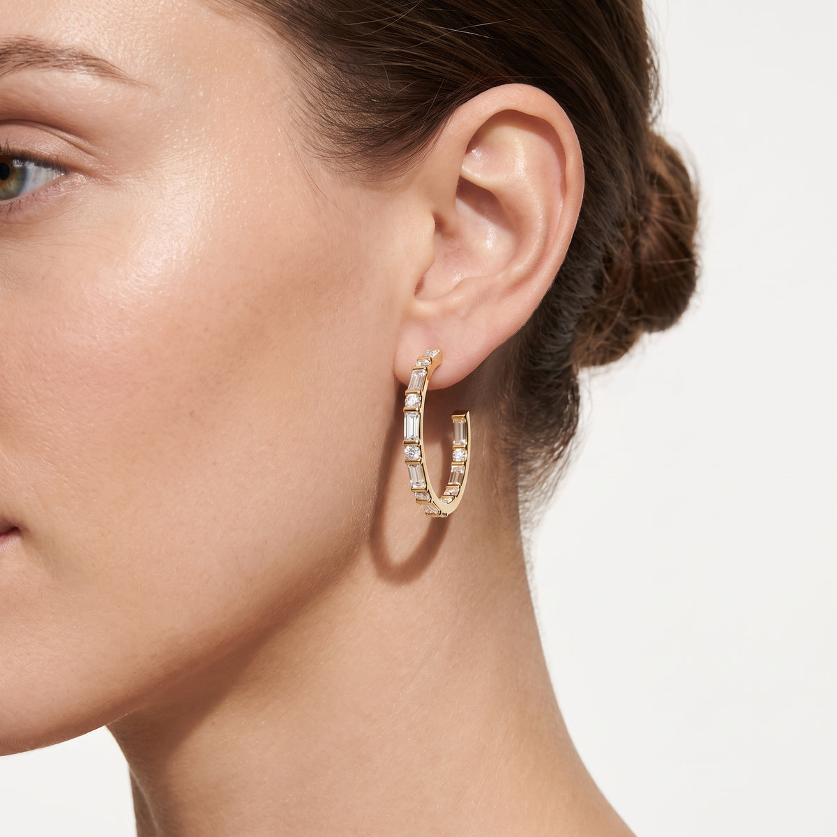 _lifestyle_image@SKU:E0156-LADB01600004Y #metal_10k-yellow-gold+origin_lab-grown+quality_g-si