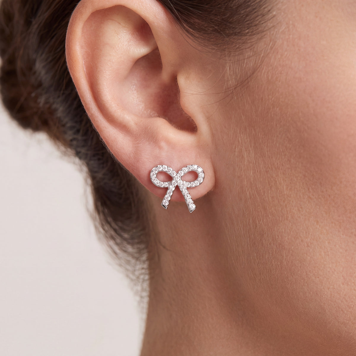 _lifestyle_image@SKU:E029D-LADR00260004W #metal_10k-white-gold+origin_lab-grown+quality_g-si