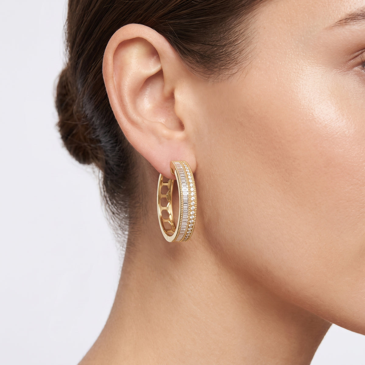 _lifestyle_image@SKU:E0847-LADB00990004Y #metal_10k-yellow-gold+origin_lab-grown+quality_g-si