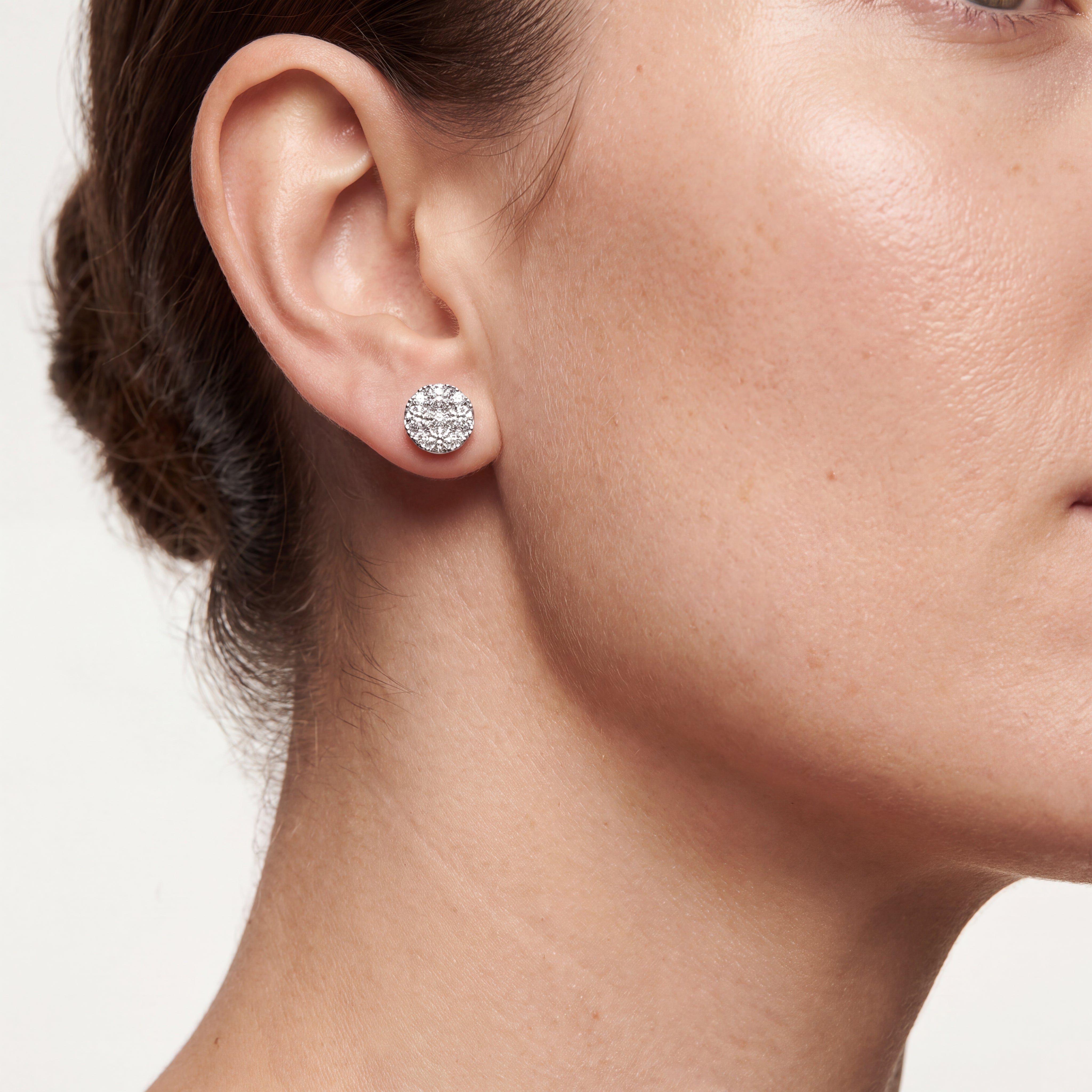 _lifestyle_image@SKU:E128A-LADR01010004W #metal_10k-white-gold+origin_lab-grown+quality_g-si