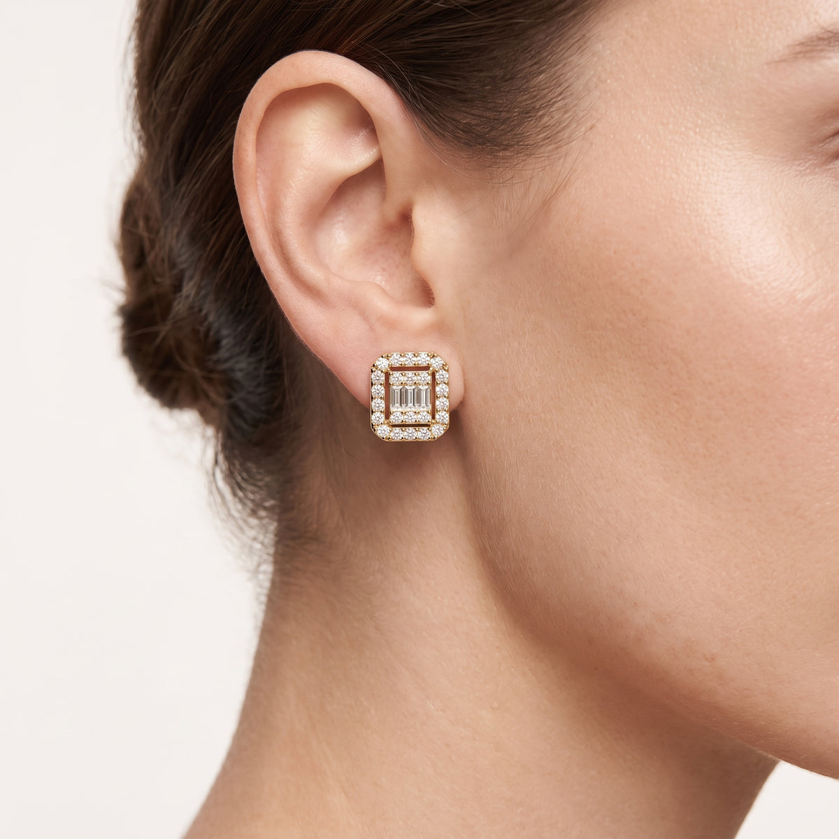 _lifestyle_image@SKU:E1374-LADB00750004Y #metal_10k-yellow-gold+origin_lab-grown+quality_g-si