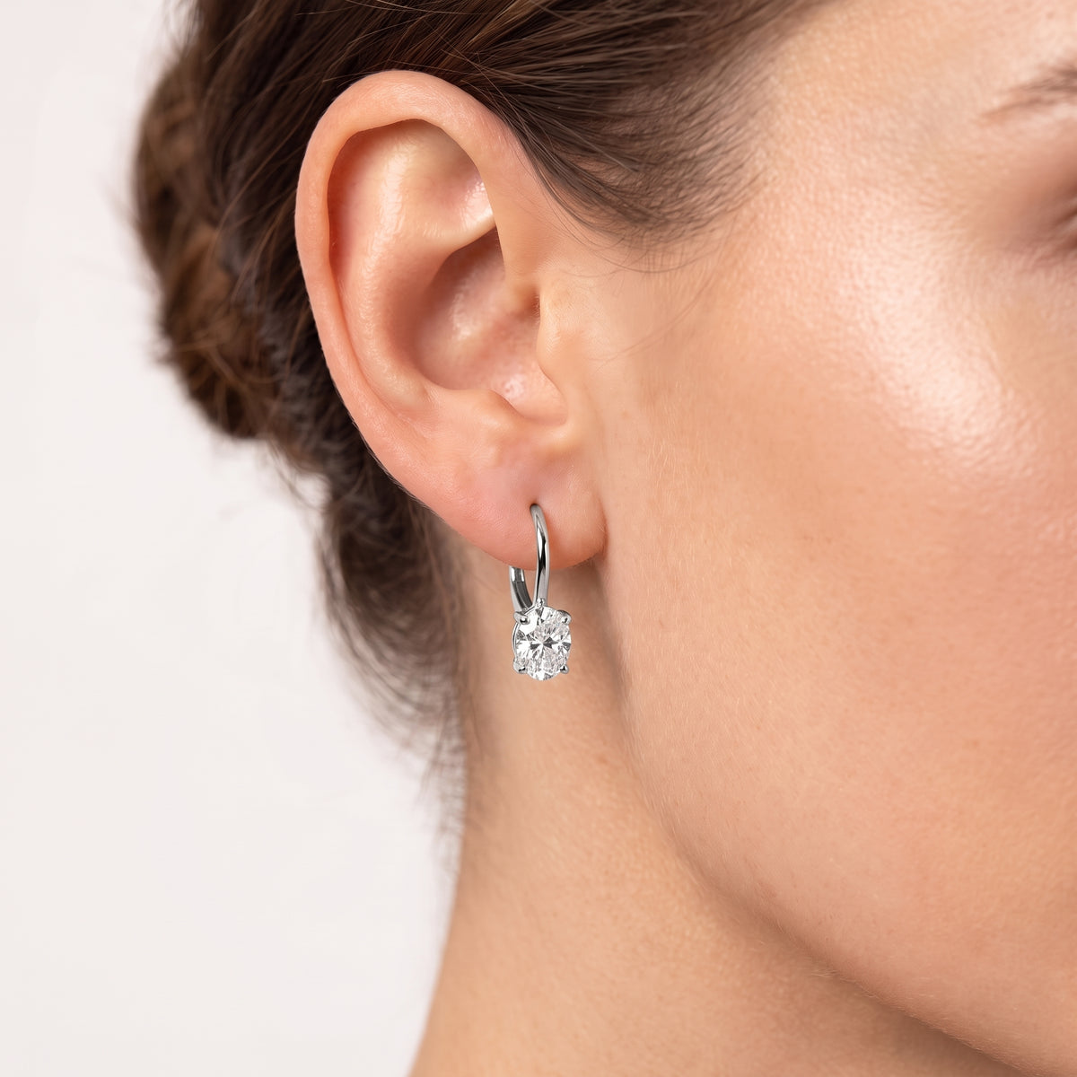 _lifestyle_image@SKU:E1731-LADO00100004W #metal_10k-white-gold+origin_lab-grown+quality_g-si