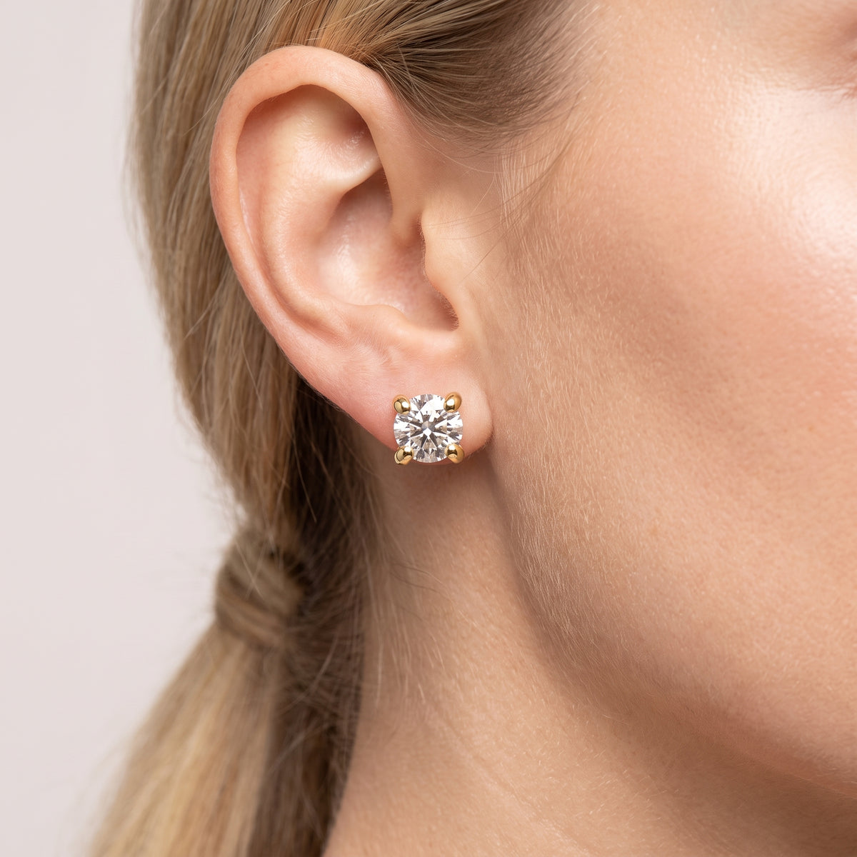 _lifestyle_image@SKU:E1900-LADR01000004Y #metal_10k-yellow-gold+origin_lab-grown+quality_g-si