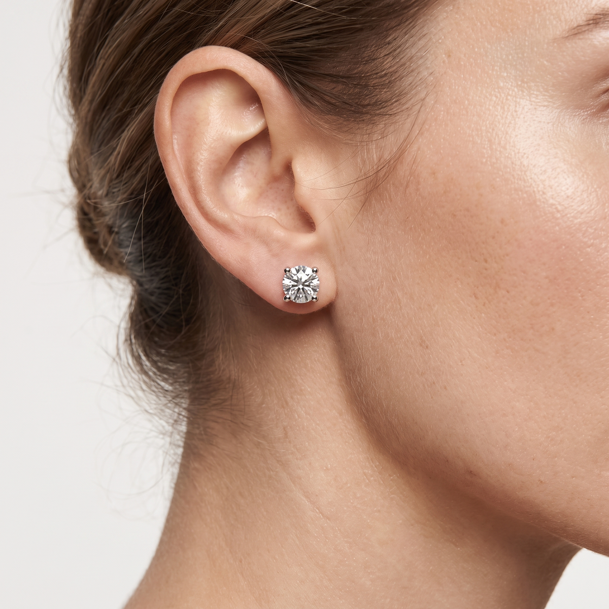 _lifestyle_image@SKU:E1901-NADR00250004W #metal_10k-white-gold+origin_lab-grown+quality_g-si