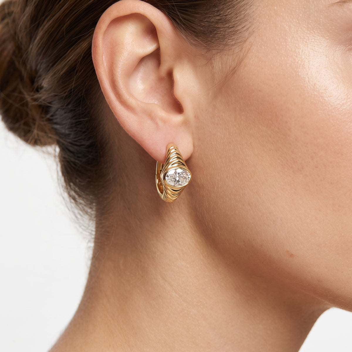_lifestyle_image@SKU:E1943-LADO0100000DY #metal_14k-yellow-gold-vermeil+origin_lab-grown+quality_g-si