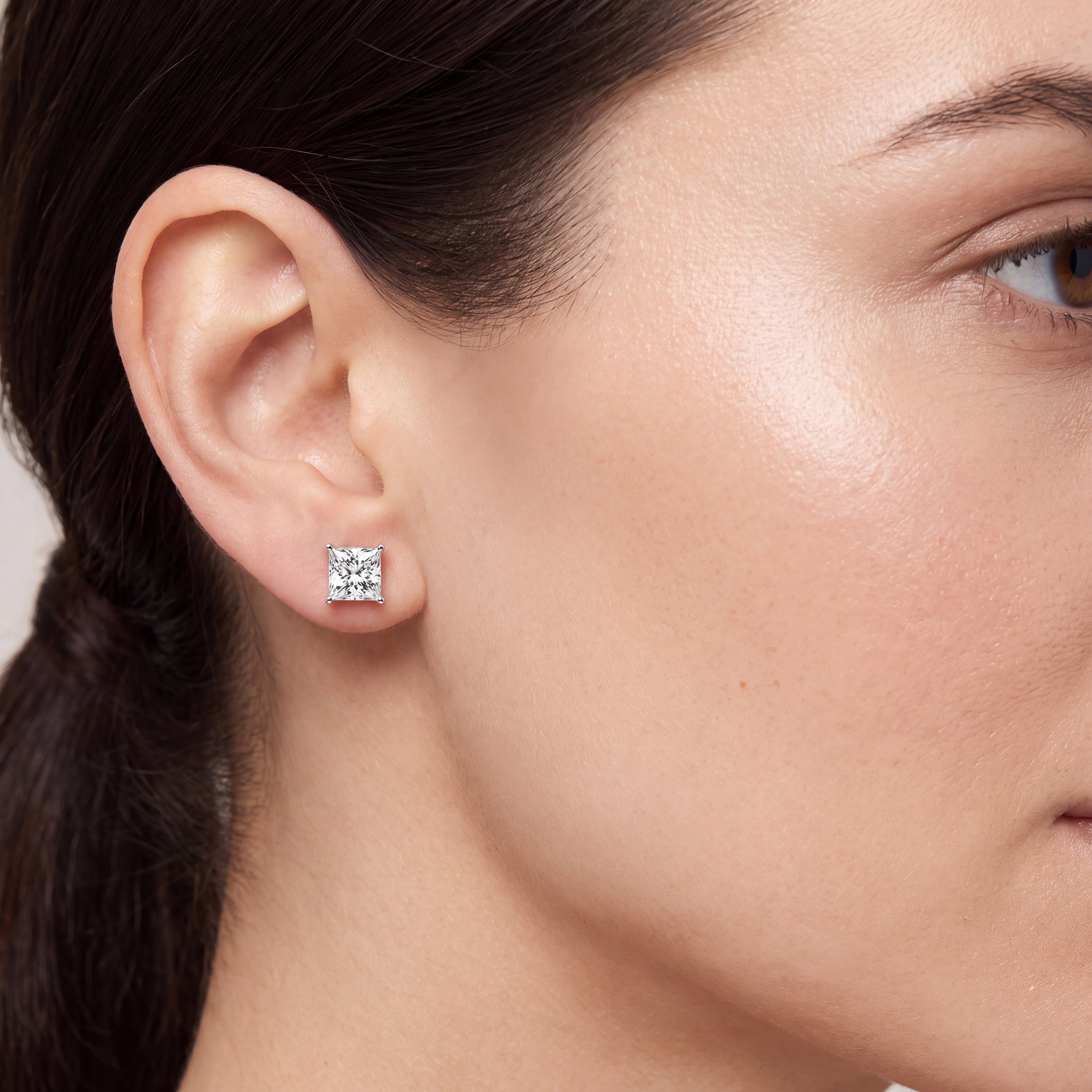 _lifestyle_image@SKU:E1979-LADP01000004W #metal_10k-white-gold+origin_lab-grown+quality_g-si