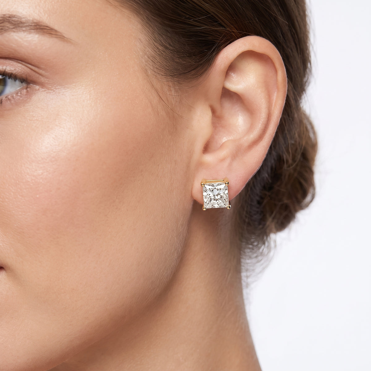_lifestyle_image@SKU:E1979-LADP01000004Y #metal_10k-yellow-gold+origin_lab-grown+quality_g-si