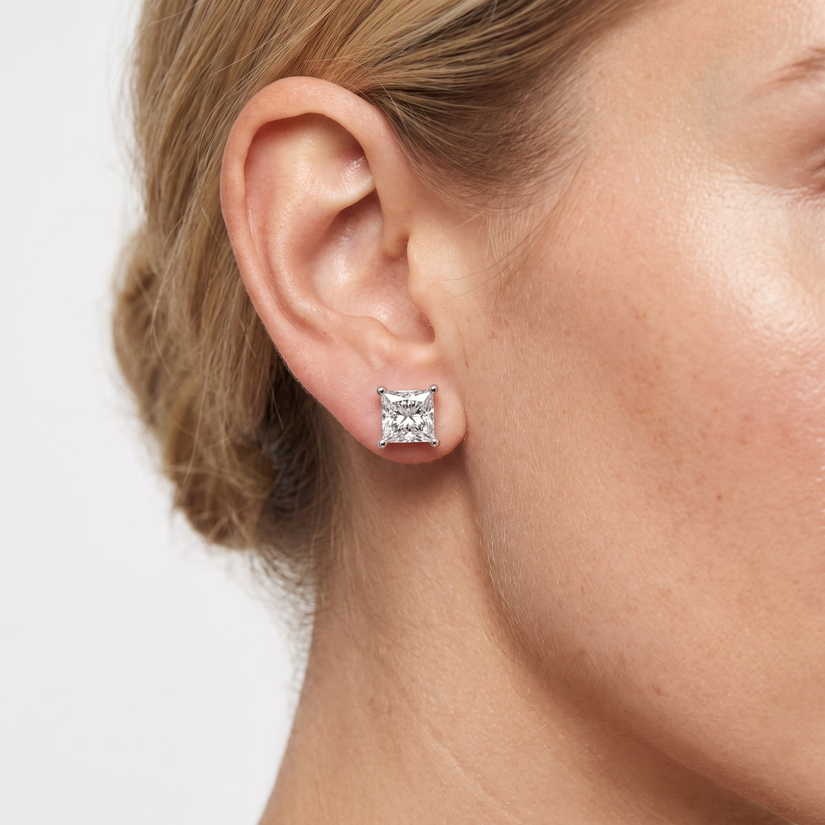 _lifestyle_image@SKU:E1979-LADP02000004W #metal_14k-white-gold+origin_lab-grown+quality_g-si