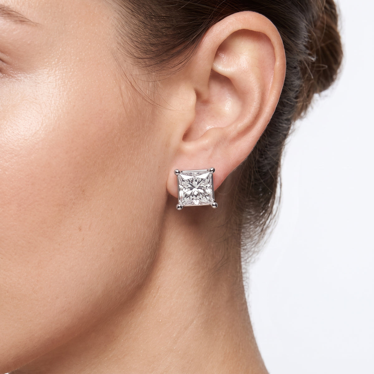 _lifestyle_image@SKU:E1979-LADP03000004W #metal_14k-white-gold+origin_lab-grown+quality_g-si
