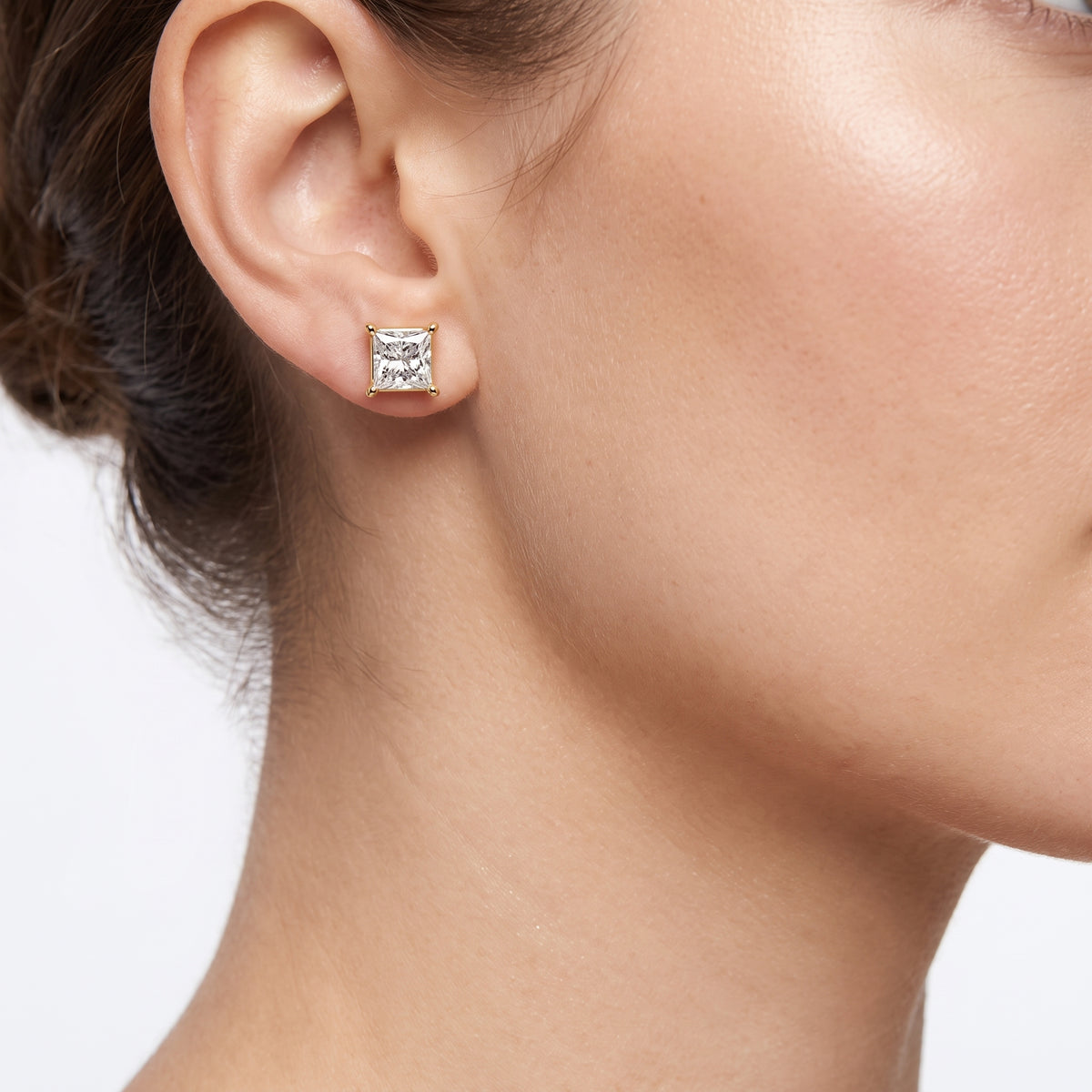 _lifestyle_image@SKU:E1979-LADP03000004Y #metal_14k-yellow-gold+origin_lab-grown+quality_g-si
