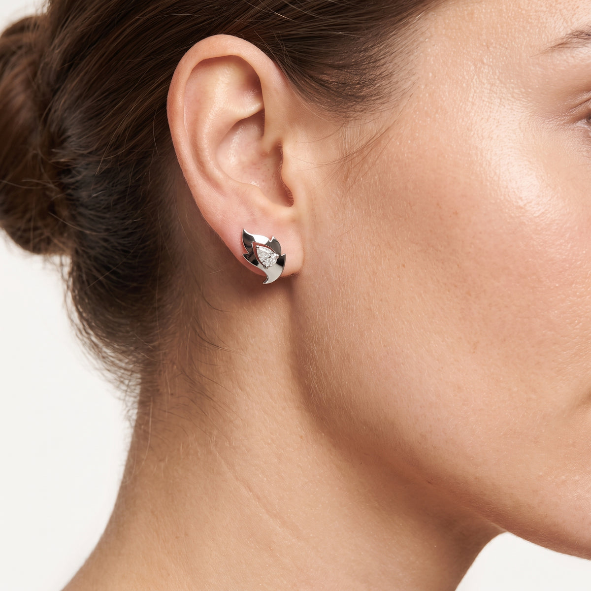 _lifestyle_image@SKU:E2149-LADR00500001W #metal_10k-white-gold+origin_lab-grown+quality_g-si