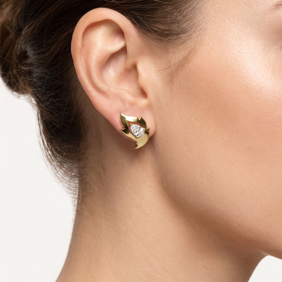 _lifestyle_image@SKU:E2149-LADR00500001Y #metal_10k-yellow-gold+origin_lab-grown+quality_g-si