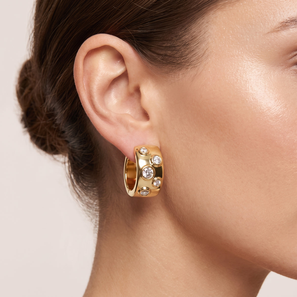 _lifestyle_image@SKU:E222H-LADR0010100DY #metal_14k-yellow-gold-vermeil+origin_lab-grown+quality_g-si