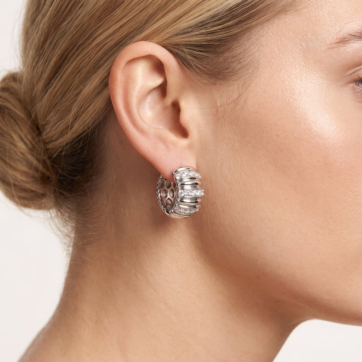 _lifestyle_image@SKU:E2593-LADR0007500DW #metal_silver+origin_lab-grown+quality_g-si