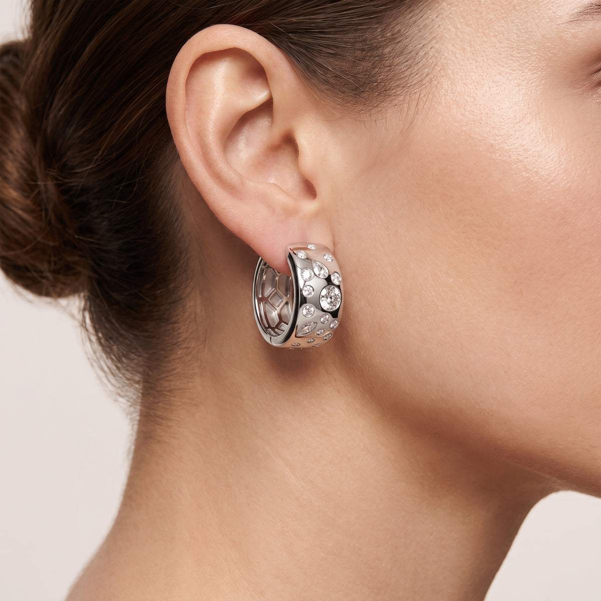 _lifestyle_image@SKU:E293K-LADM0020000DW #metal_silver+origin_lab-grown+quality_g-si
