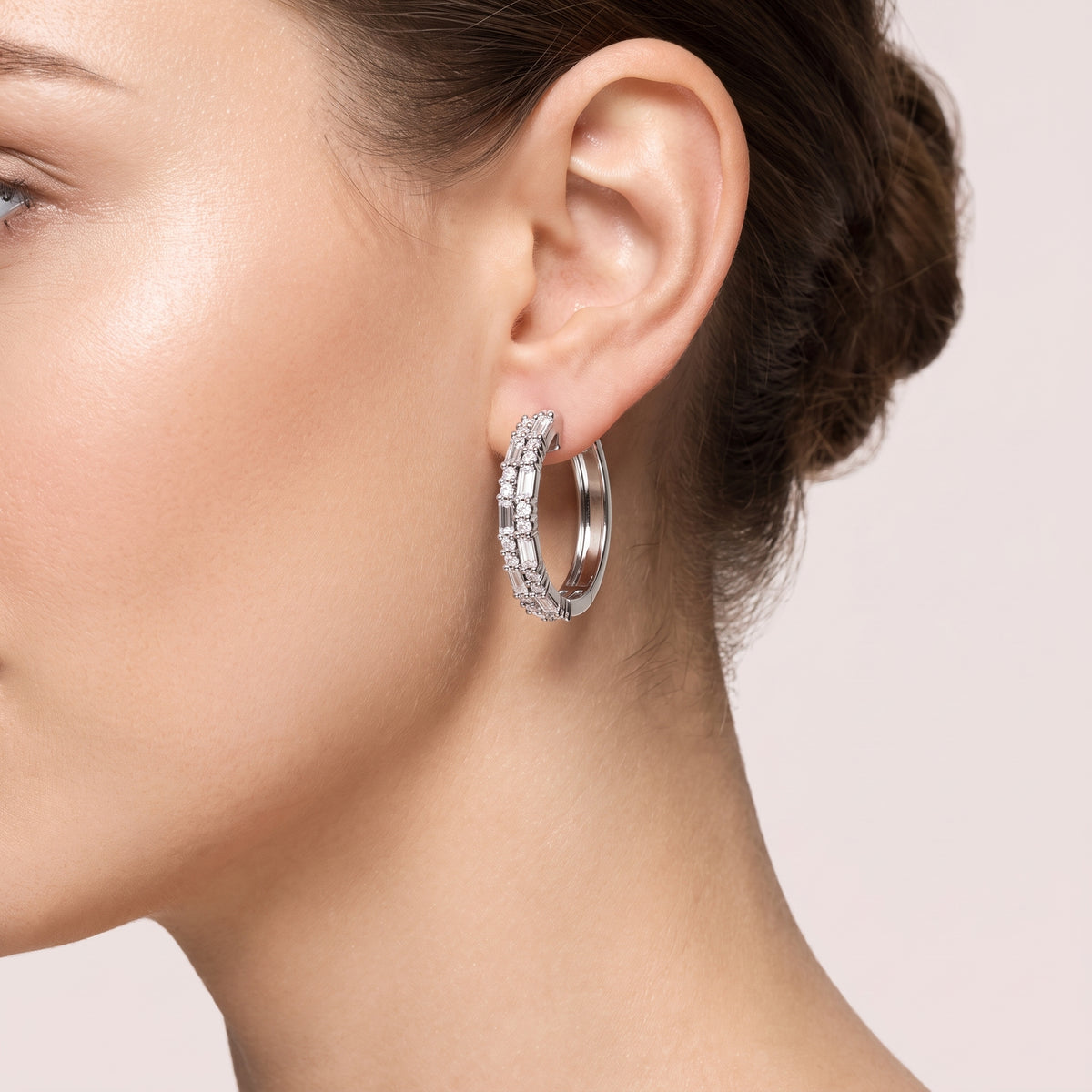 _lifestyle_image@SKU:E3422-LADB01000004W #metal_10k-white-gold+origin_lab-grown+quality_g-si