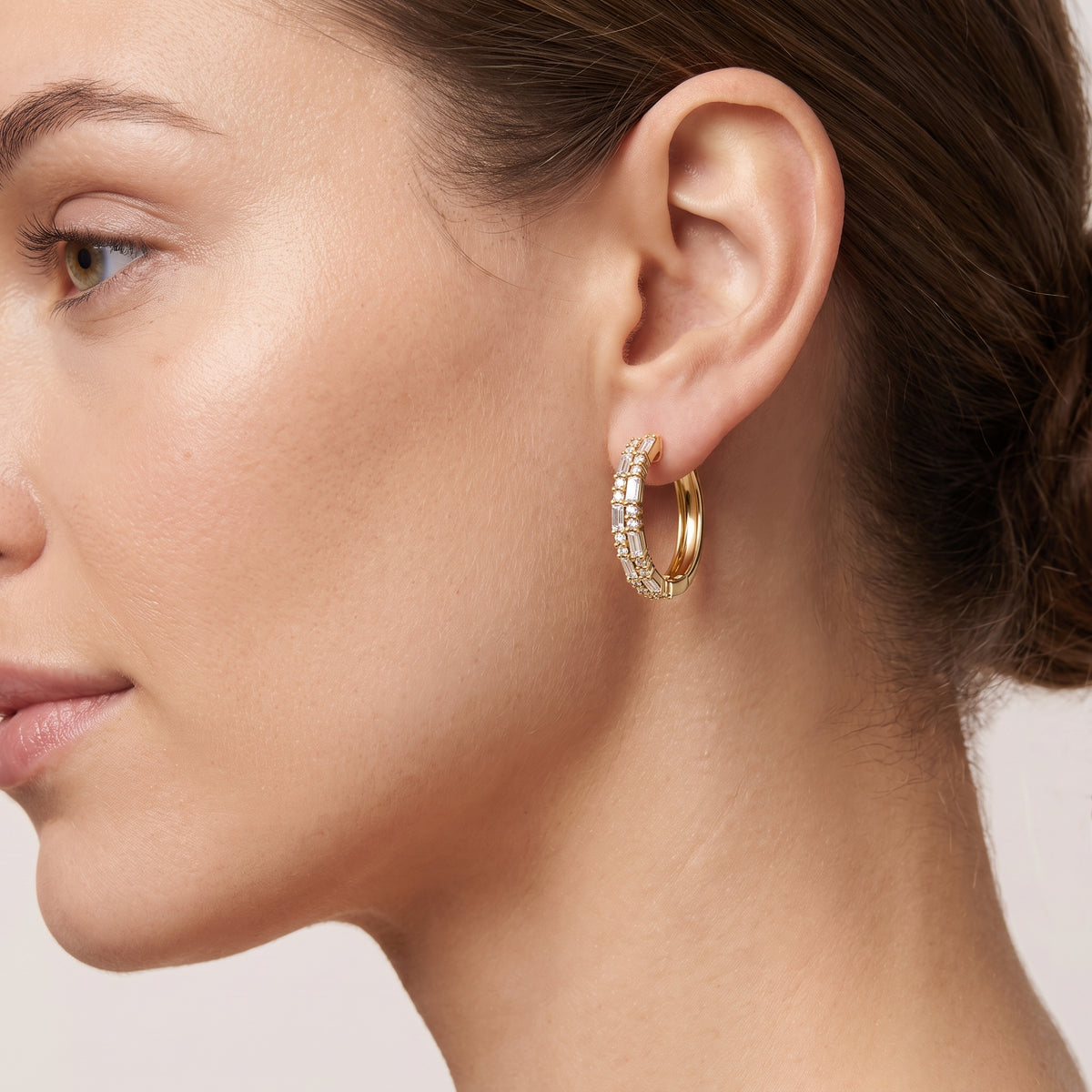 _lifestyle_image@SKU:E3422-LADB01000004Y #metal_10k-yellow-gold+origin_lab-grown+quality_g-si