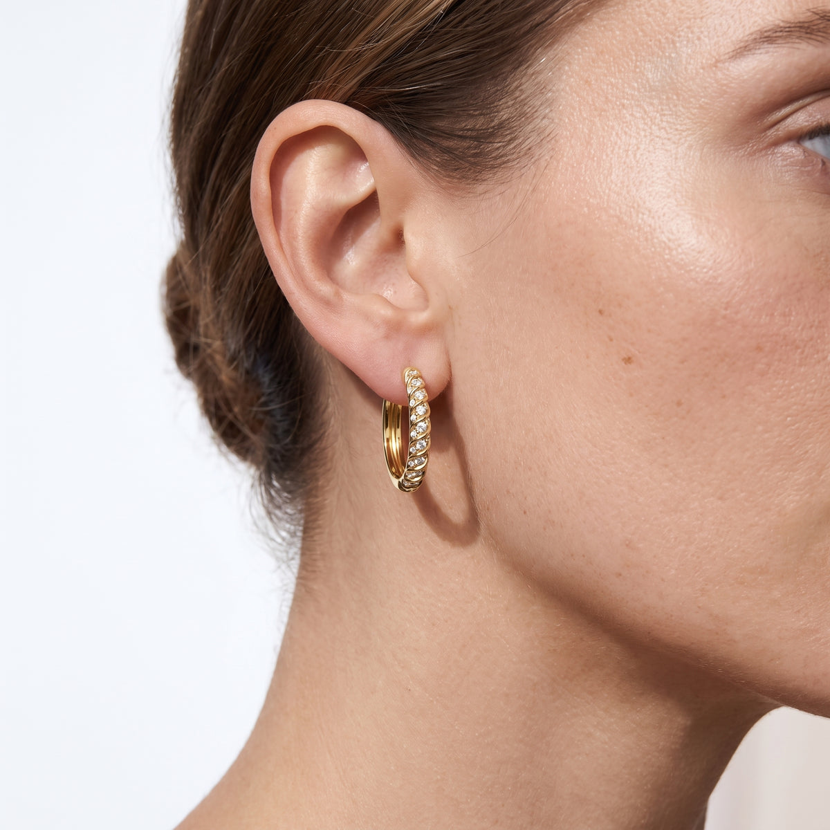 _lifestyle_image@SKU:E3892-LADR01000004Y #metal_10k-yellow-gold+origin_lab-grown+quality_g-si