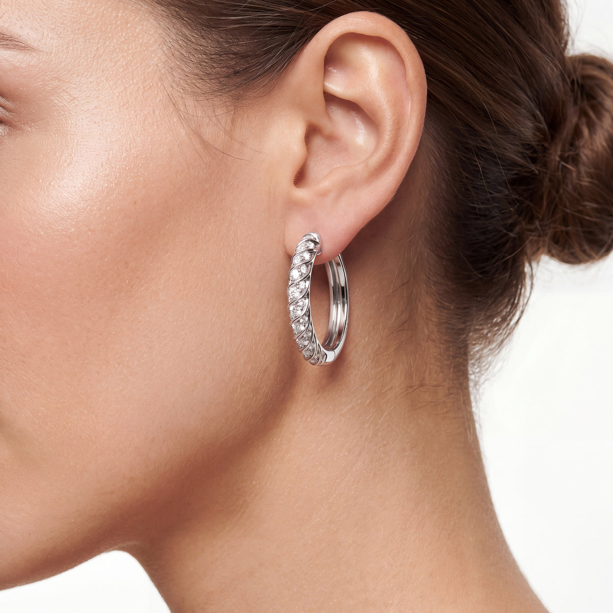 _lifestyle_image@SKU:E3892-LADR0100000DW #metal_silver+origin_lab-grown+quality_g-si