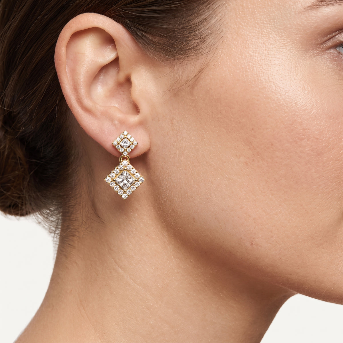 _lifestyle_image@SKU:E390G-LADP00470004Y #metal_10k-yellow-gold+origin_lab-grown+quality_g-si