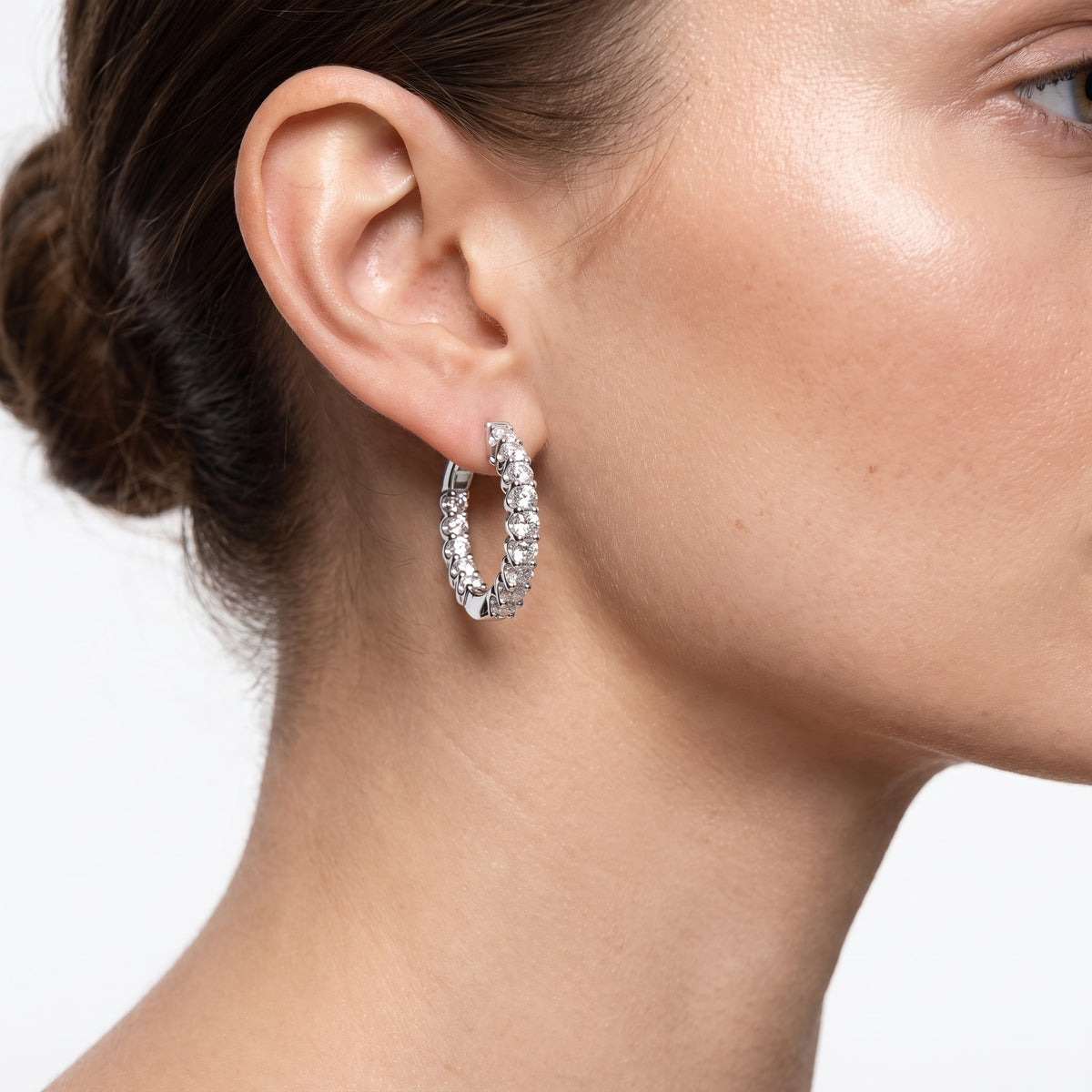 _lifestyle_image@SKU:E5053-LADR00990004W #metal_10k-white-gold+origin_lab-grown+quality_g-si