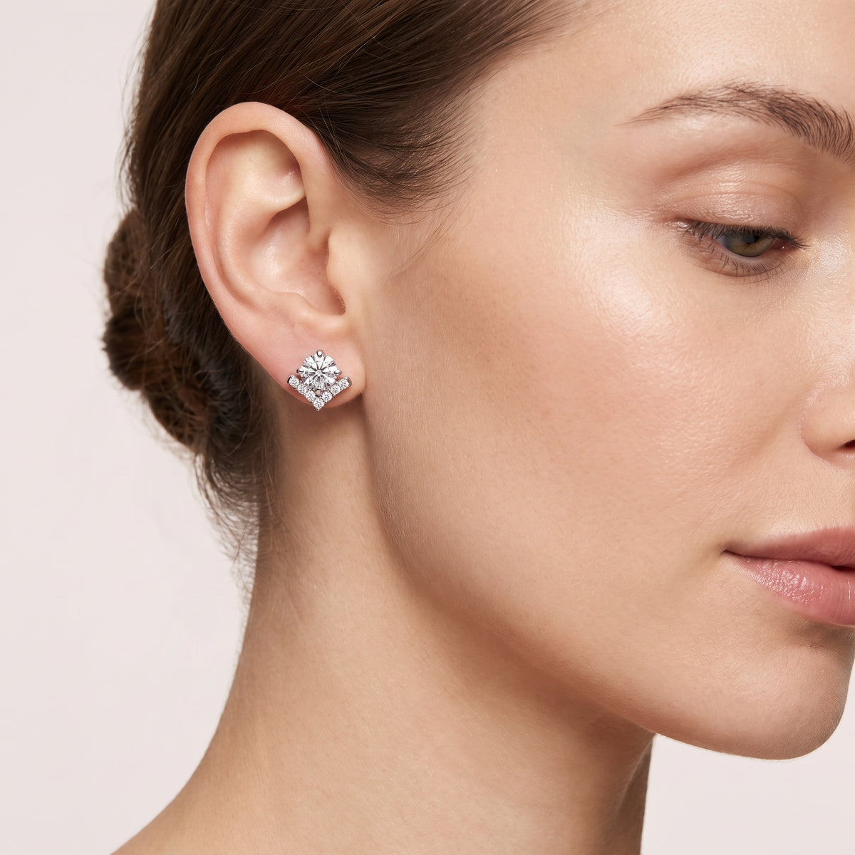 _lifestyle_image@SKU:E6136-LADR00500001W #metal_10k-white-gold+origin_lab-grown+quality_g-si