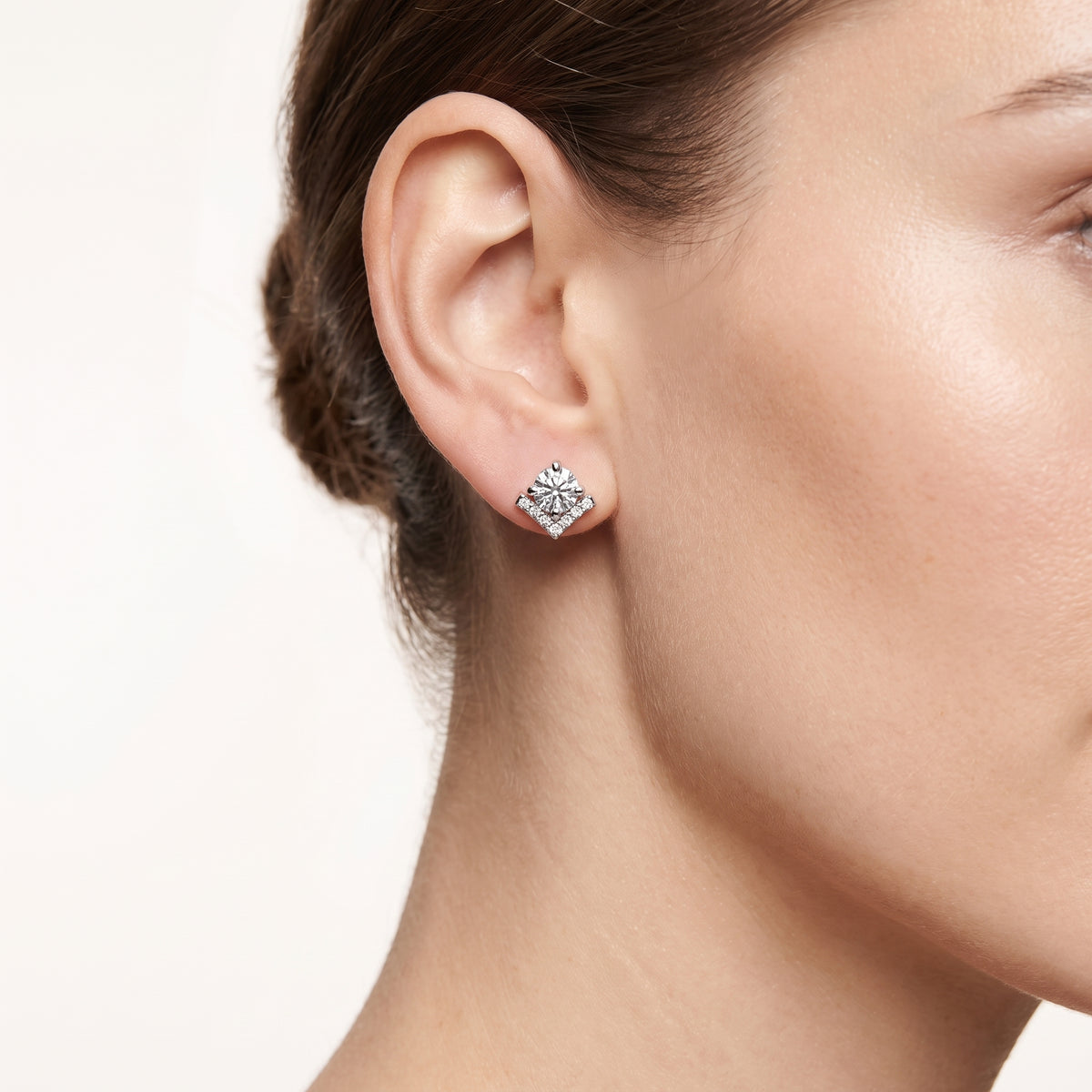 _lifestyle_image@SKU:E6136-LADR0050000DW #metal_silver+origin_lab-grown+quality_g-si