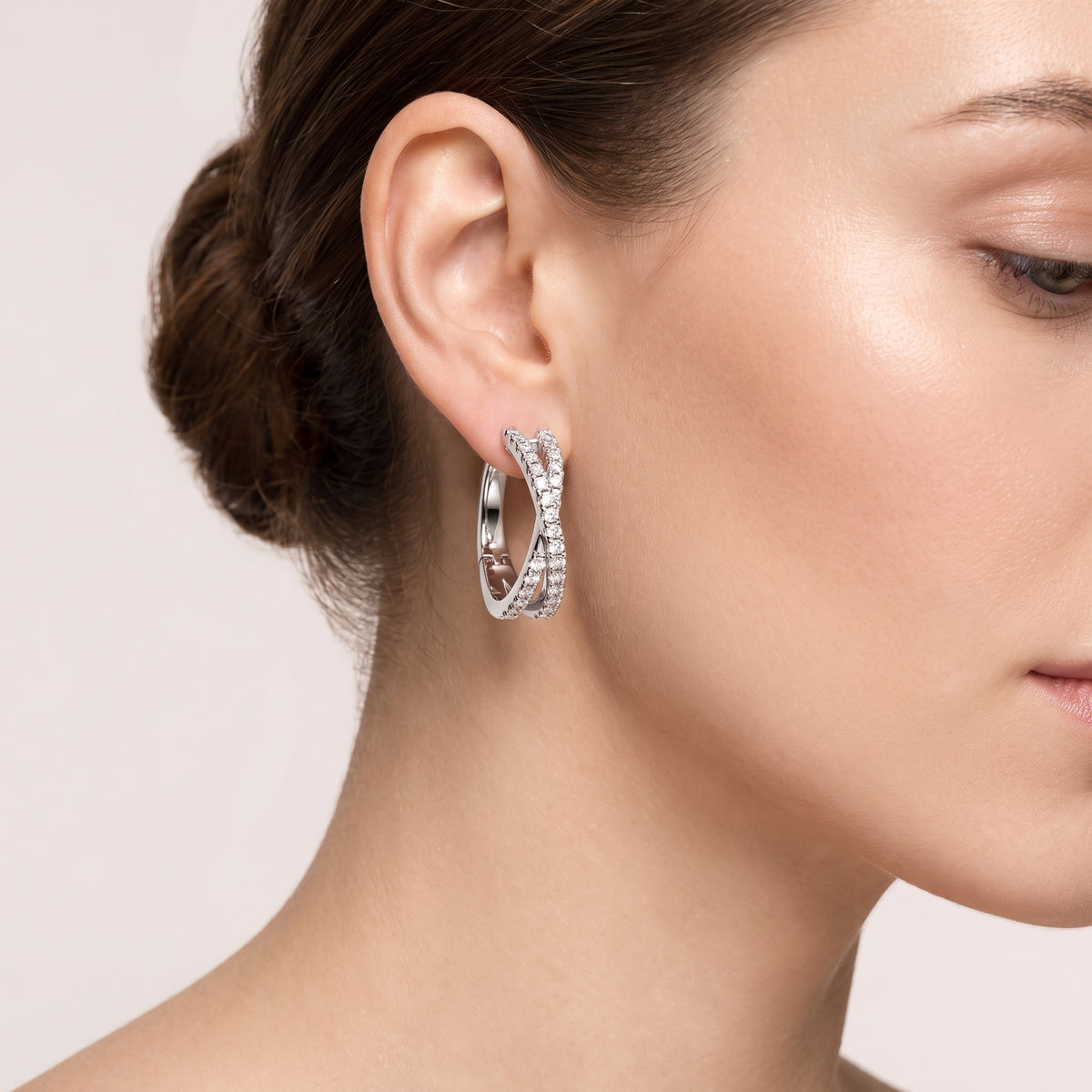 _lifestyle_image@SKU:E6586-LADR00520004W #metal_10k-white-gold+origin_lab-grown+quality_g-si