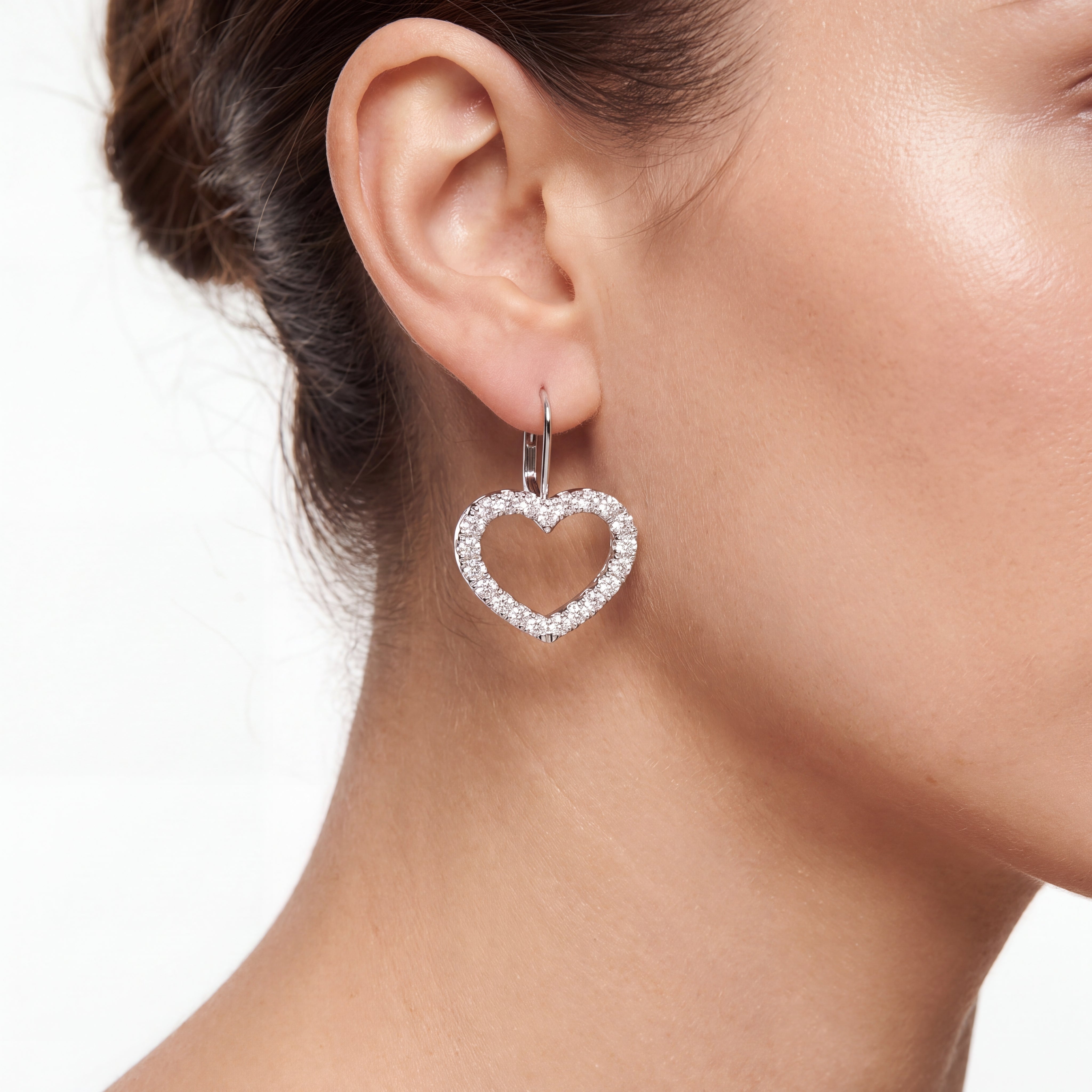 _lifestyle_image@SKU:E6936-LAER02000004W #metal_10k-white-gold+origin_lab-grown+quality_g-si