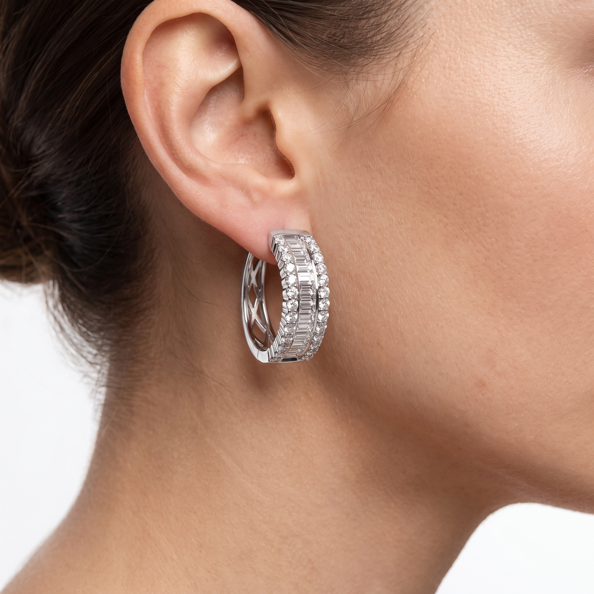 _lifestyle_image@SKU:E6980-LADB0100000DW #metal_silver+origin_lab-grown+quality_g-si