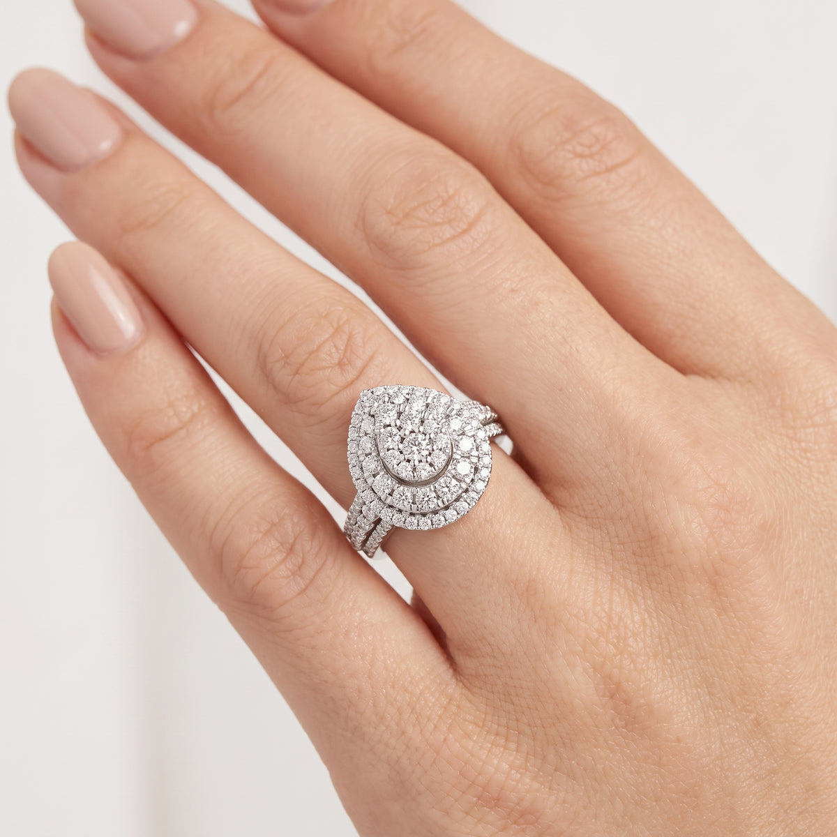 _lifestyle_image@SKU:F0184-LADR02020004W #metal_10k-white-gold+origin_lab-grown+quality_g-si